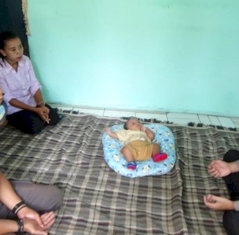 Kepala RS Bhayangkara Bondowoso Kunjungi Ibra Bayi Tanpa Anus