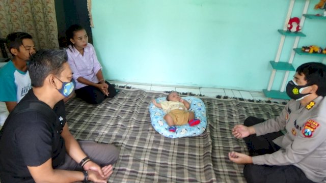 Kepala RS Bhayangkara Bondowoso AKBP dr. Hery Budiono, berbincang dengan keluarga bayi Ibra bayi tanoa Anus, Kamis (23/12/2021).