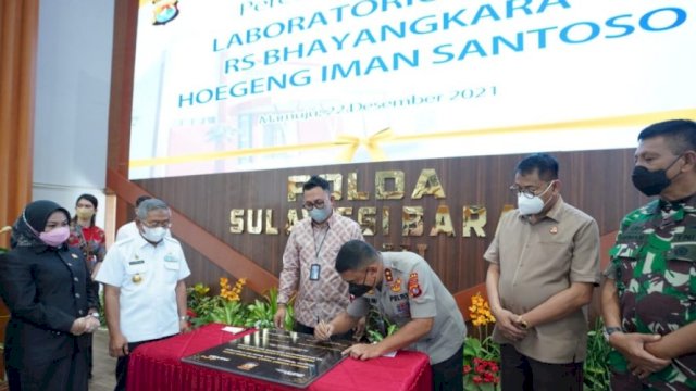 Kapolda Sulbar Irjen Pol Eko Budi Sampurno, menandatangani Prasasti Pereamian Gedung Laboratorium PCR, Rabu (22/12/2021).