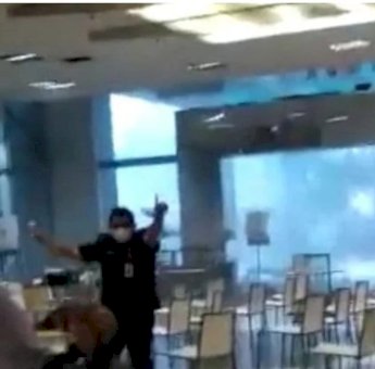 Hujan Deras dan Angin Kencang, Kanopi Atap Lobby Mall Metropolis Town Square Tangerang Ambruk