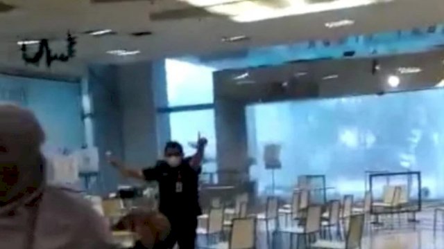 Tangkapan Layar video amatir Kanopi Atap Mall Metropolis Town Square Tangerang Ambruk, pada Kamis Kamis (23/12/2021).