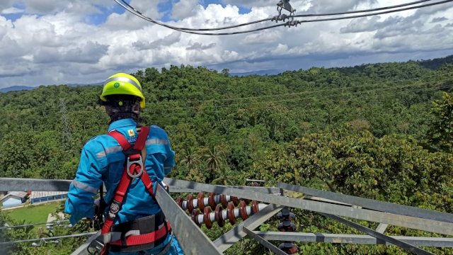 Petugas PLN UPP Sulawesi Tenggara saat melakukan pembangunan Infrastruktur Ketenagalistrikan (PIK) di Kabupaten Bombana, Sulawesi Tenggara. PIK tersebut mulai beroperasi, 21 Desember 2021 lalu sekitar pukul 21.15 Wita. (Istimewa)
