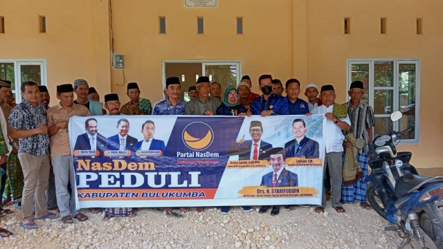Rombongan Fraksi NasDem DPRD Bulukumba saat menggelar kegiatan Jumat berbagi.