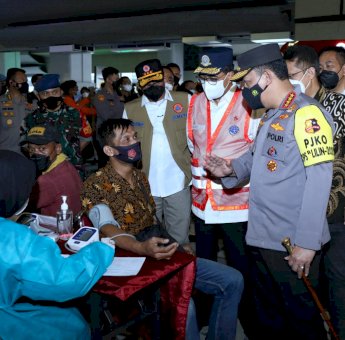 Kapolri Minta Pengawasan Ketat Masa Karantina PPI Saat Tinjau Bandara Soetta H-1 Natal