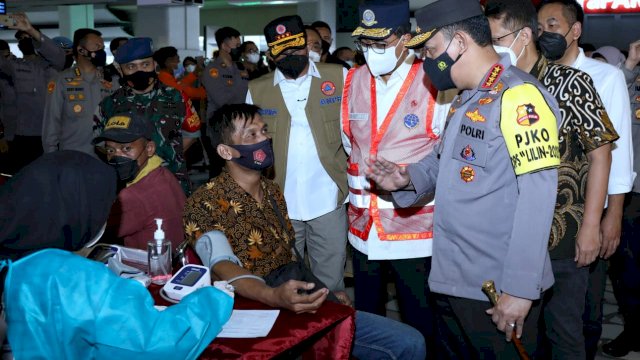 Menteri Kesehatan Budi Gunadi Sadikin, Menteri Perhubungan Budi Karya Sumadi, Kapolri Jenderal Listyo Sigit Prabowo, Kepala BNPB Letjen TNI Suharyanto dan Kasum TNI Letjen Eko Margiyono, meninjau langsung proses penegakan Prokes terhadap Pelaku Perjalanan Internasional (PPI) yang masuk melalui Bandar Udara Soekarno-Hatta (Soetta), Tangerang, Jumat (24/12/2021).