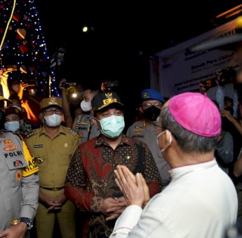 Tinjau Pelaksanaan Malam Misa Natal 2021, Andi Sudirman Apresiasi Penerapan Protokol Kesehatan di Gereja
