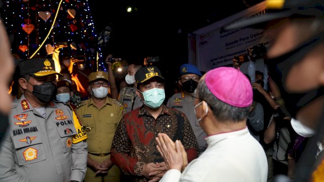 Plt Gubernur Sulsel Andi Sudirman Sulaiman, bersama Kapolda Irjen Pol Nana Sudjana didampingi Wali Kota Makassar, berbincang dengan Pendeta saat meninjau Kantibmas Perayaan Natal, Jumat (24/12/2021) malam.