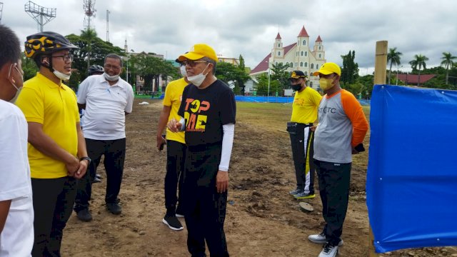 Walikota Parepare Taufan Pawe, meninjau Proses Rehabilitasi Rumput Lapangan Andi Makkasau, Sabtu (25/12/2021).