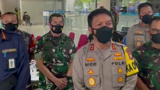 Kapolda Jawa Timur Irjen Pol Nico Afinta, saat diwawancarai awak media di Bandara Nuanda, Sioardjo, Jumat (24/12/2021).