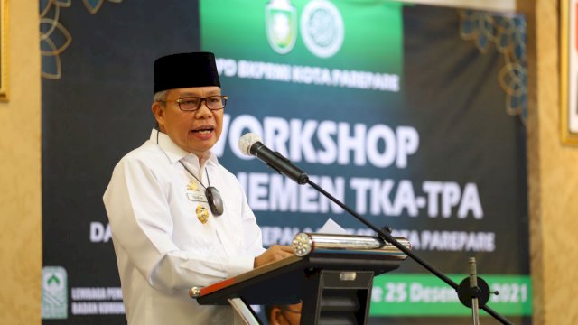 Wali Kota Parepare Taufan Pawe, memberikan sambutan saat Workshop Manajemen TKA-TPA dan Pelantikan Kepala Unit se-Kota Parepare, Sabtu (25/12/2021).