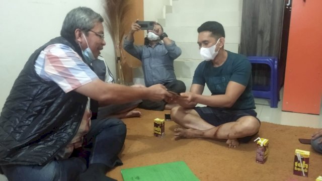 Kepala Dinas Sosial Sulsel Andi Irawan Bintang, mengunjungi orang tua korban meninggal akibat kebakaran di Rantepao Toraja Utara, Minggu (26/12/2021).