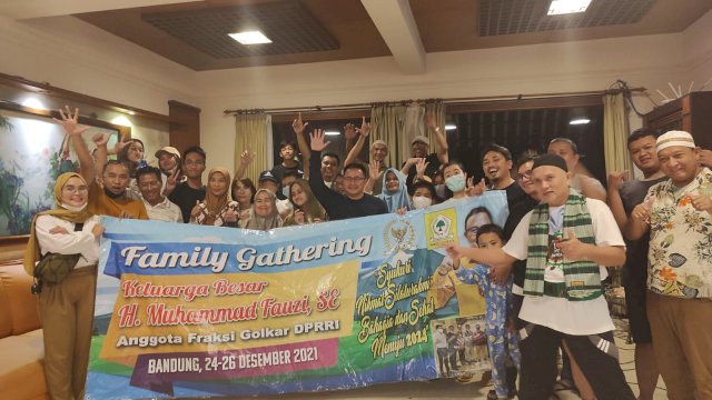 Anggota Komisi V DP R RI Muhammad Fauzi, bersama Tenaga Ahli, Staf Fraksi dan juga Kolega, saat menggelar Famili Gathering, Minggu (26/12/2021).