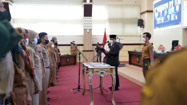 Plt Gubernur Sulsel Andi Sudirman Sulaiman, melantik Pejabat Fungsional Lingkup Dinas Pendidikan Sulsel, Senin (27/12/2021).