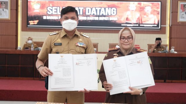 Bupati Gowa Adnan Purichta Ichsan, bersama Kepala Kejaksaan Negeri Kabupaten Gowa Yeni Andriani, usai menandatangani perjanjian kerjasama Bantuan Hukum Perdata di Baruga Karaeng Galesong Kantor Bupati Gowa, Senin (27/12/2021). (Istimewa)