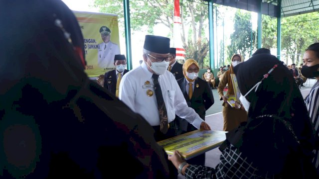 Wali Kota Parepare Taufan Pawe, saat memberikan bantuan peralatan kepada Pelaku UMKB secara simbolis, Senin (27/12/2021).