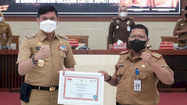 Kepala Bagian Organisasi Setkab Gowa Sujjadan (kanan) saat menyerahkan penghargaan Sahabat Lapor dari Kemenpan- RB ke Bupati Gowa Adnan Purichta Ichsan, di Baruga Karaeng Galesong, Kantor Bupati Gowa, Senin (27/12/2021). (Istimewa)