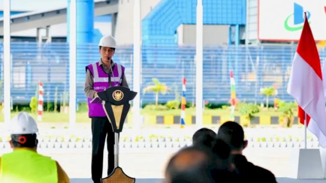 Presiden RI Joko Widodo, memberikan sambutan saat Pereamian Smelter di Kabupaten Konawe, Sulawesi Tenggara, Senin (27/12/2021).
