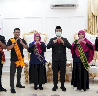 Andi Sudirman Beri Penghargaan Kepada 5 Duta Rumah Belajar Sulsel