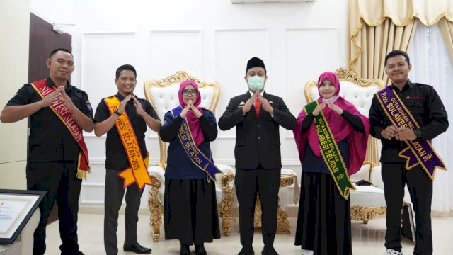 Plt Gubernur Sulsel Andi Sudirman Sulaiman, saat menerima Duta Rumah Belajar di Rumah Jabatan Wakil Gubernur, Senin (27/12/2021).