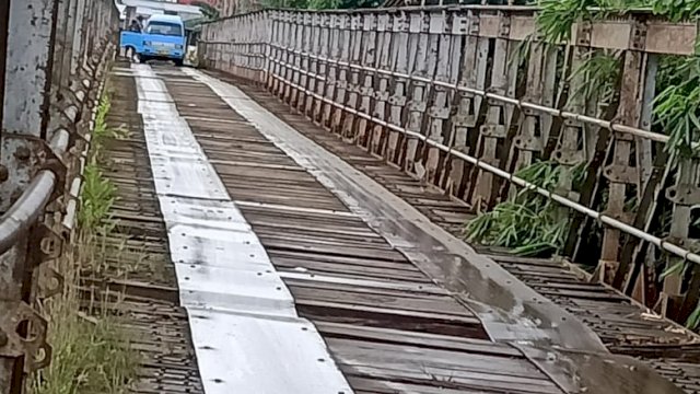 Kondisi Jembatan Penghubung Kecamatan Liliriaja-Citta di Kabupaten Soppeng, Selasa (28/12/2021).