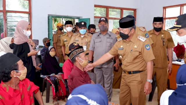 Wakil Bupati Gowa Abdul Rauf Malaganni, meninjau proses vaksinasi di Kecamatan Tompobulu, Selasa (28/12/2021).