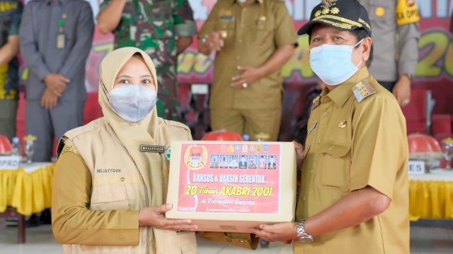 Bupati Soppeng Andi Kaswadi Razak, menyerahkan bantuan untuk Tenaga Medis secara Simbolis kepada salah satu Tenaga Medis, Selasa (28/12/2021).