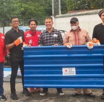 Terima Bantuan Dari PT Sermani Steel, Ketua PMI Makassar Langsung Salurkan ke Korban Puting Beliung