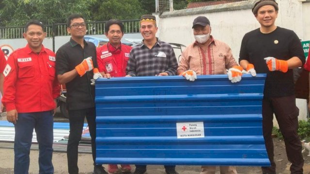 Ketua PMI Makassar Syamsu Rizal (Deng Ical), didampingi Wakil Ketua Andi Fauzi Wawo, dan Duta PMI Fadli Padi, menerima bantuan dari PT Semani Steel untuk korban Puting Beliung di Kecamatan Ujung Tanah, Selasa (28/12/2021).