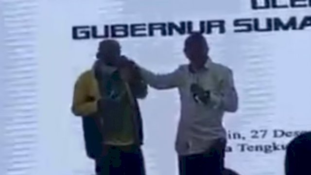 Tangkapan Layar Gubernur Sumatera Utara Edy Rahmayadi menjewer dan mengusir Pelatih Atlet Biliar.