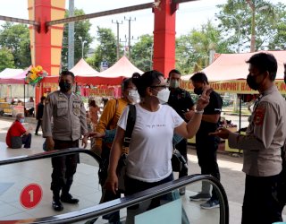 Target 90 Persen, Polres Palopo Bekerjasama TNI Gelar Vaksin di City Market