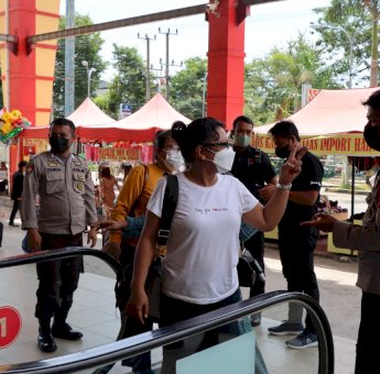 Target 90 Persen, Polres Palopo Bekerjasama TNI Gelar Vaksin di City Market