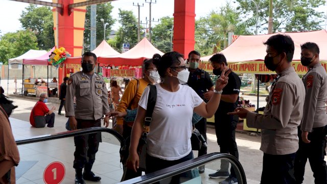 Polres Palopo Bekerjasama TNI Vaksinasi di City Market, Rabu (29/12/2021).