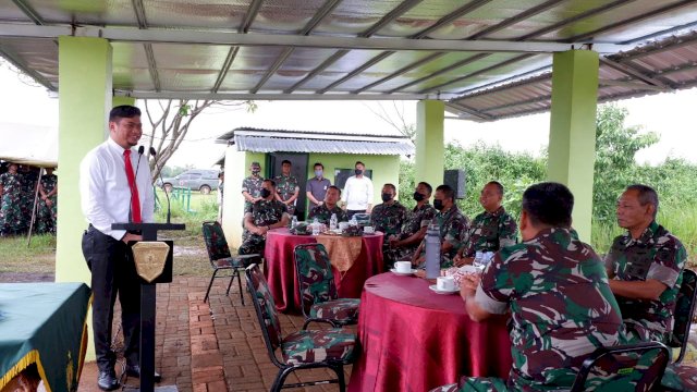 Bupati Gowa Adnan Purichta Ichsan saat melakukan kunjungan di Markas Divisi III Kostrad di Lapangan Tembak Kostrad, Kecamatan Bontomarannu, Rabu (29/12/2021). (Istimewa)