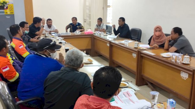 Komisi III Dewan Perwakilan Rakyat Daerah (DPRD) Luwu Timur menggelar Rapat Dengar Pendapat (RDP) lintas komisi dengan PT Truba dan Dinas Transmigrasi Tenaga Kerja dan Perindustrian (Distransnakerin) diruang Komisi III, Rabu (29/12/2021).