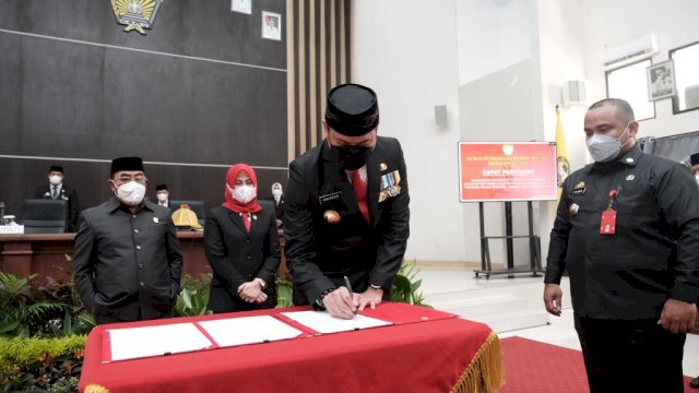 Bupati Gowa Adnan Purichta Ichsan, menandatangani Perda Pajak Minerba, saat Rapat Paripirna DPRD Kabupaten Gowa, Rabu (29/12/2021).