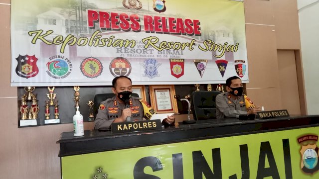 Kapres Sinjai AKBP Iwan Irmawan, menggelar Press Rilis Refleksi akhir tahun di ruang Lobby Pratisara Wirya Mapolres Sinjai, Kamis (30/12/2021).
