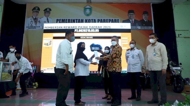 Wali Kota Parepare Taufan Pawe, menyerakan secara simbolis Kunci Motor kepada warga yang Taat Pajak.