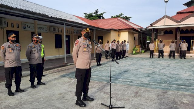 Kapolres Majene AKBP Febryanto Siagian, memberikan arahan kepada seluruh personilnya, di Lapangan Mapolres, Jumat (31/12/2021).