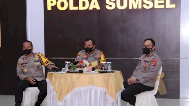 Kapolda Sumatera Selatan Irjen Pol Toni Harmanto (tengah), saat Press Release di Mapolda Sumsel, Kota Palembang, Kamis (30/12/2021).