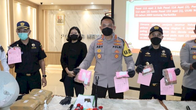 Kapolres Metro Jakarta Barat Kombes Pol Ady Wibowo, memperlihatkan barang bukti Narkoba yang berhasil diamankan, Jumat (31/12/2021).