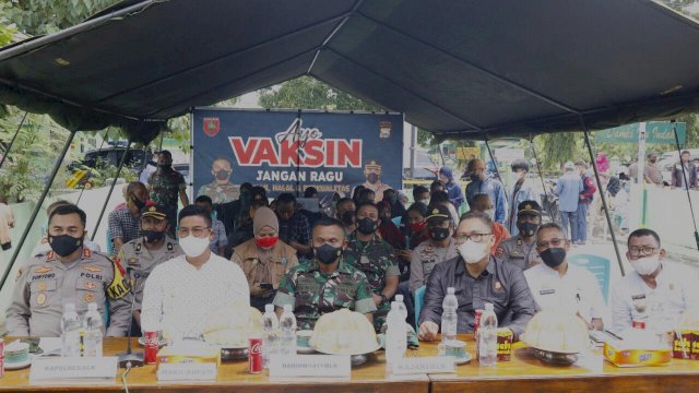 Kapolres Bulukumba AKBP Suryono Ridho Murtedjo, memantau kegiatan Vaksinasi yang bekerja sama dengan Kodim 1411 Bulukumba, Jumat (31/12/2021).