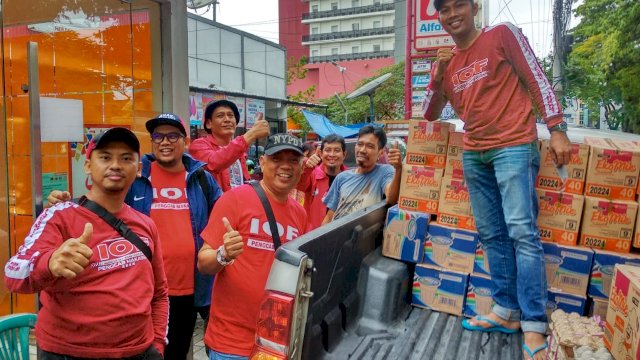 Pengurus Pengcab IOF Kota Makassar saat melaksanakan aksi peduli korban banjir di Paccerakkang, Daya, Rabu (8/12/2021).