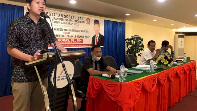 Anggota DPRD Makassar, Eric Horas saat menyosialisasikan Perda Nomor 9 tahun 2016 di Hotel Grand Asia, Makassar, Jumat (10/12/2021).