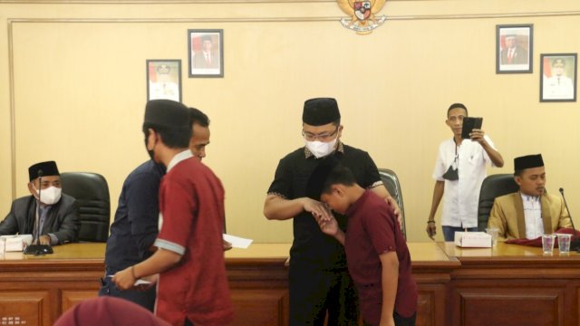 Sekretariat DPRD Sulawesi Selatan menggelar acara syukuran dan sambung tali kasih dengan anak-anak panti asuhan, Jumat (24/12/2021).