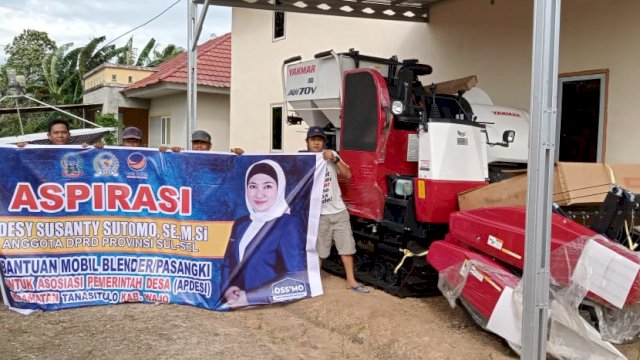 Anggota DPRD Sulsel, Desy Susanty Sutomo menyerahkan bantuan Mobil Combine untuk APDESI Kecamatan Tanasitolo, Kabupaten Wajo, Sabtu (25/12/2021).