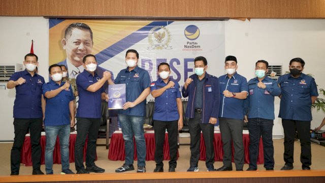 Ketua DPW NasDem Sulsel, Rusdi Masse saat menyerahkan SK kepada Arham Basmin sebagai ketua NasDem Luwu yang baru, Sabtu (25/12/2021).