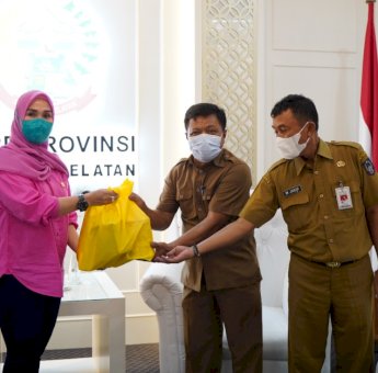 DPRD Sulsel Bagikan Bingkisan Untuk Pegawai yang Rayakan Natal