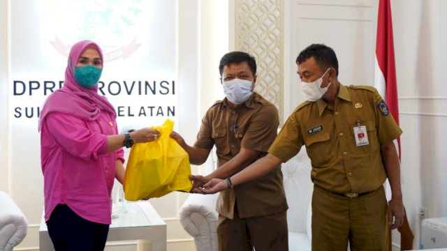 Ketua DPRD Sulsel, Andi Ina Kartika Sari (kiri) saat menyerahkan bingkisan ke pegawai yang merayakan Hari Natal.