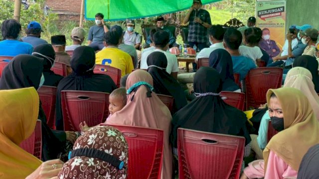 Anggota DPRD Sulsel, Fahruddin Rangga saat melakukan kunjungan dapil di Desa Tamasaju, Kecamatan Galesong Utara, Takalar, Kamis (30/12/2021).