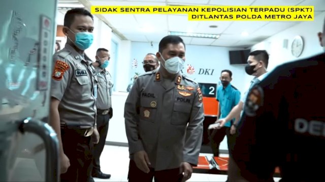 Kapolda Metro Jaya Irjen Pol Fadil Imran, saat mengunjungi pelayanan di Bank DKI Jakarta dan berbincang dengan Satpam yang betugas, Jumat (17/12/2021).